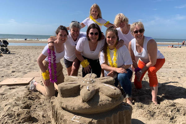 Op de foto met het sculptuur
