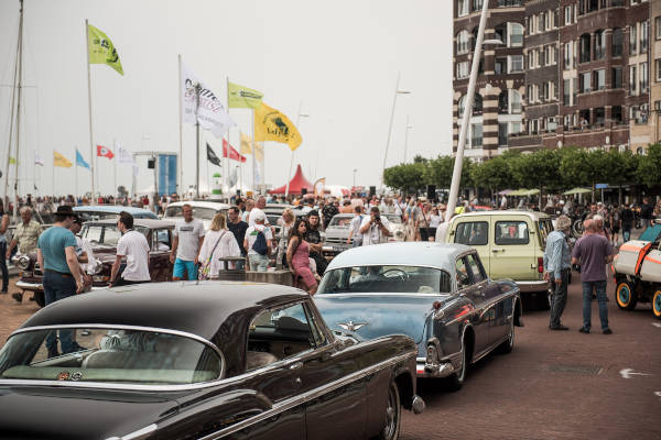 Nationale Oldtimerdag Lelystad: Lopen langs de oldtimers