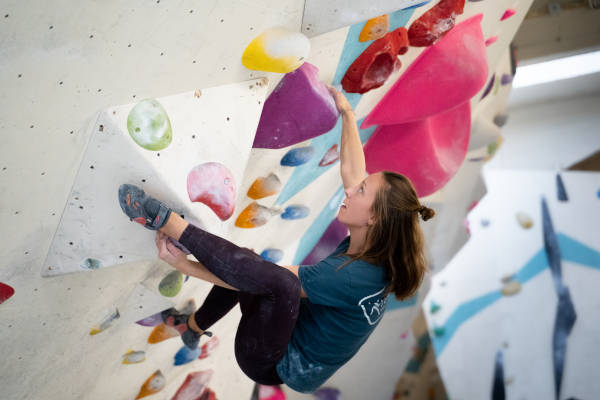 Boulder Rotterdam: Vrouw is aan het klimmen