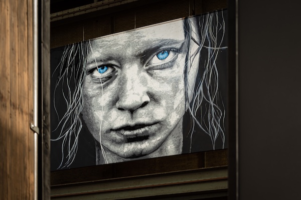 Straat Museum: Schilderij van meisje aan de muur