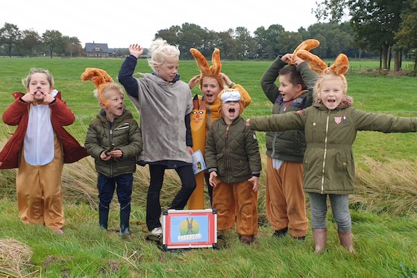 Bezoekerscentrum Mar & Klif: Kinderen verkleed als haas om het hazenpad te bewandelen