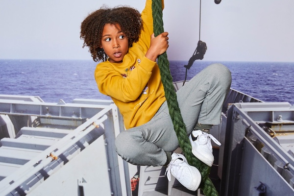 Jongen hangt aan een touw