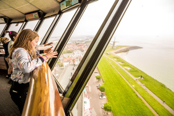 Vanaf de uitkijktoren heeft u een prachtig uitzicht over de stad en de zee