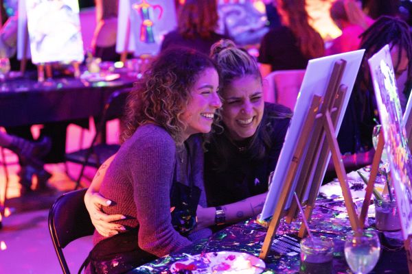 Samen lachen over een schildering