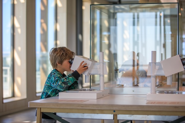 Kijken door een microscoop