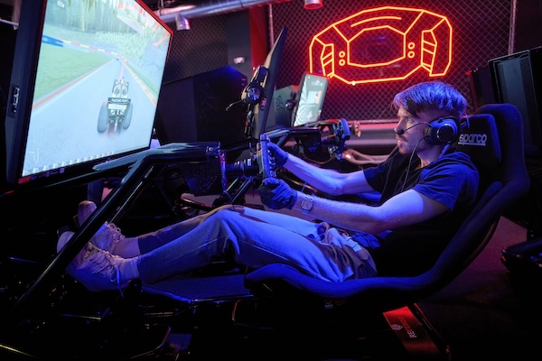Aandachtig racen in de simulator