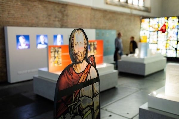 Man in glas in lood