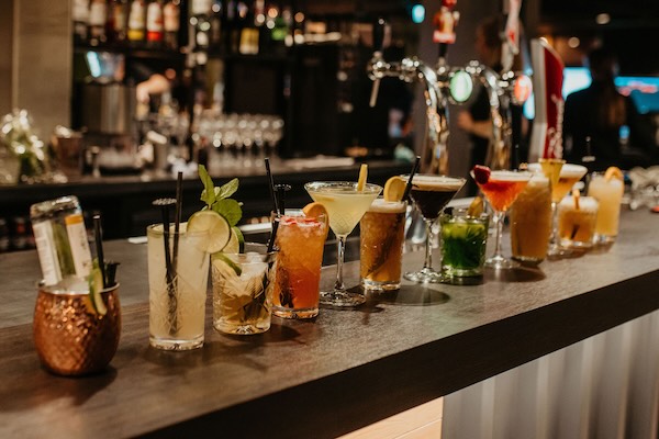 Geniet van lekkere cocktails