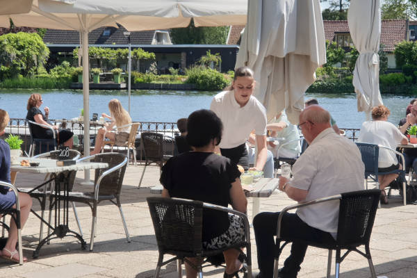 Serveren op het terras