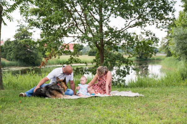 Resort Boschmolenplas: Zitten op het gras