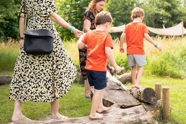 Wandelen over een boomstronk