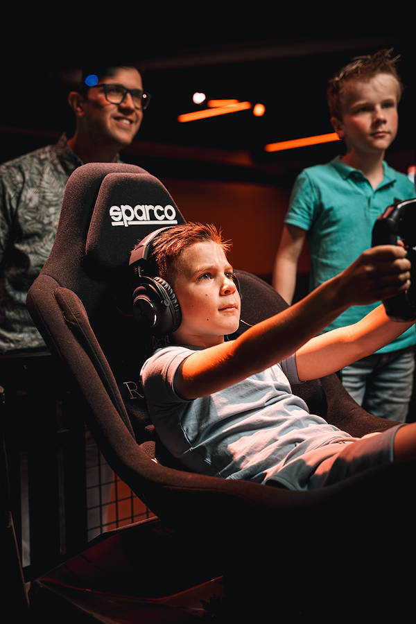 Jongen in de racesimulator
