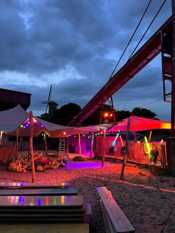 Strand in de avond