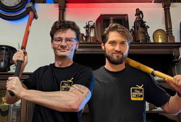 Gooi met bijlen in de sloopkamer