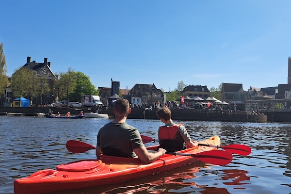 Bewonder Zwolle in een kano samen met vrienden en vriendinnen