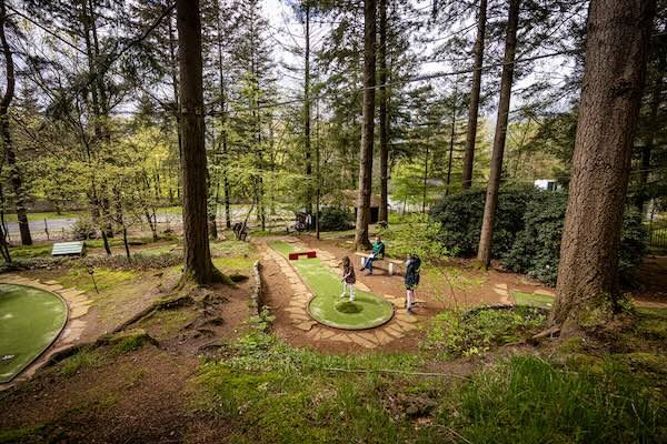 Speel minigolf midden in de bossen