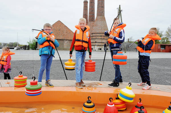 Kinderen vissen gewichten