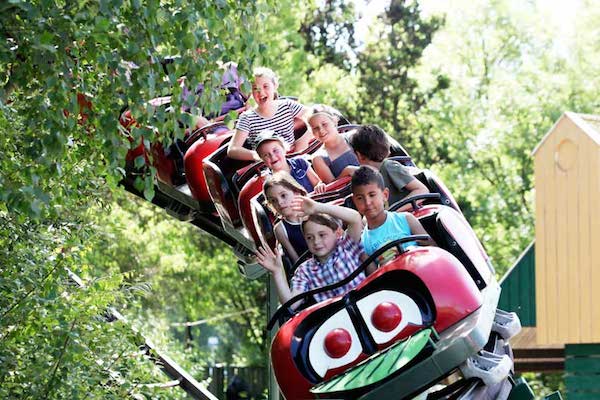 Pretpark de Valkenier: Handen in de lucht tijdens de achtbaanrit