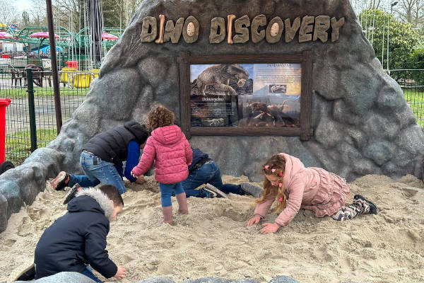 In de zandbak bij Dino Discovery