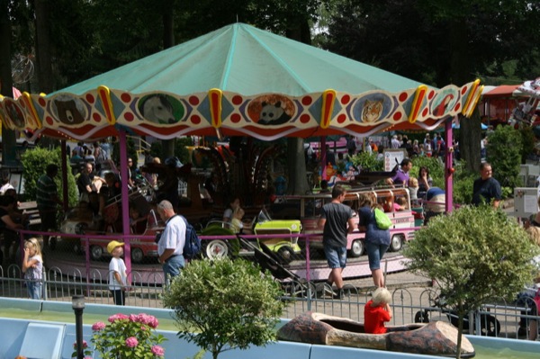 Kinderen genieten heerlijk in de draaimolen