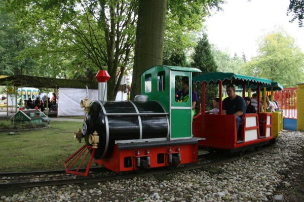 Maak een rondje rondom het park in het treintje