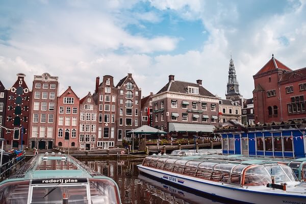 Verken Amsterdam vanaf het water door een leuke rondvaart te boeken