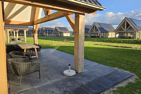 Terrassen grenzend aan elkaar