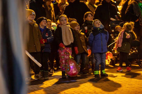 Kinderen kijken naar de show