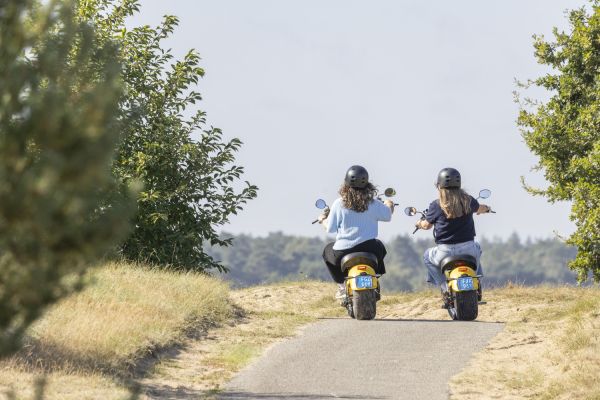 Brommers rijden met vriendin
