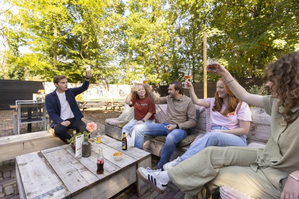 Drankje nemen met vrienden