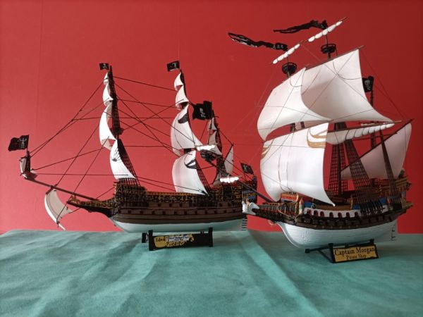 Twee scheepsmodellen