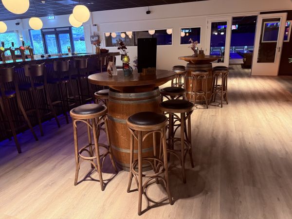 Stoelen en tafels naast de bar