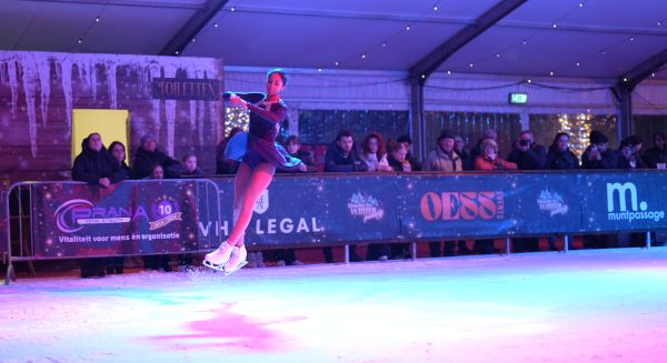 Schaatser in de lucht doet een trucje