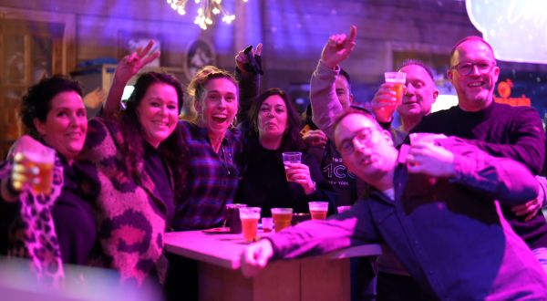 Vrienden aan de tafel drinken gezellig samen