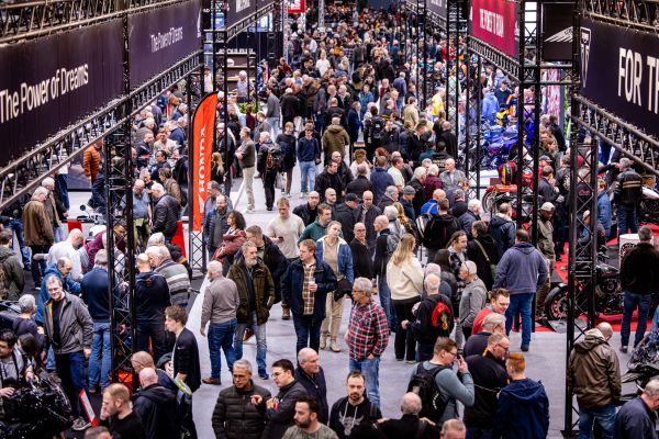 Veel mensen op de beurs