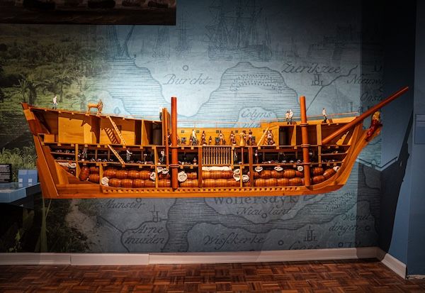 Helft van de boot waardoor je binnenkant ziet en mensen op de boot