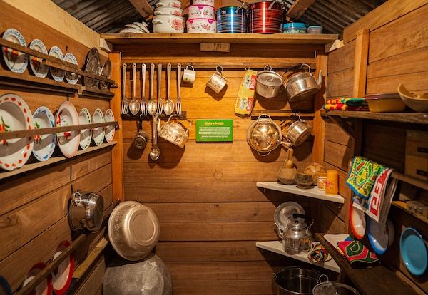 Suriname Museum: Kleine ruimte met veel oude spullen voor in de keuken