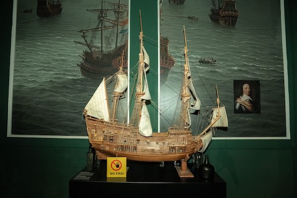 Nagemaakte boot in museum