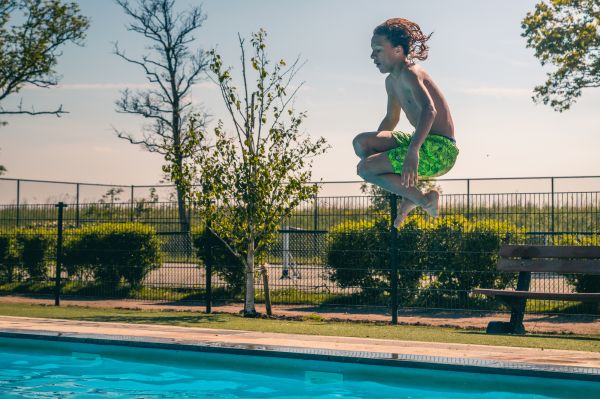 Springen in het zwembad