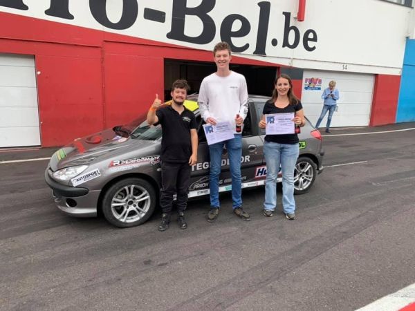 Op de foto met de auto