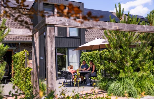 Op het terras voor de vakantiewoning