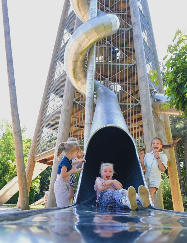 Kinderen in de glijbaan