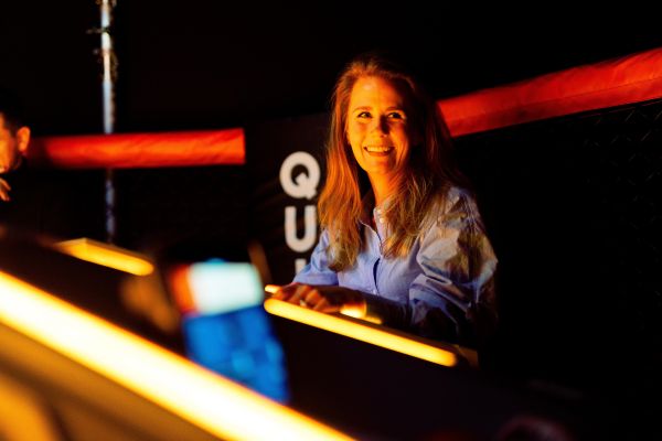 Vrouw speelt Quiz Boxing