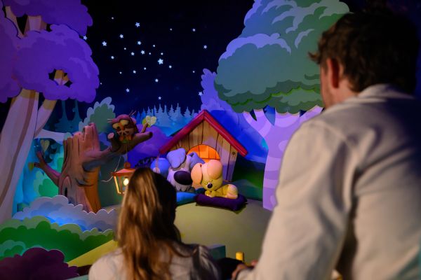 Avonturenpark de Tovertuin: Kijken naar Woezel en Pip die slapen