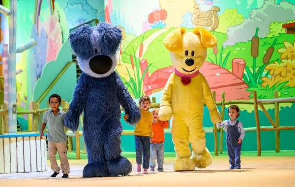 Woezel en pip hand in hand met de kinderen