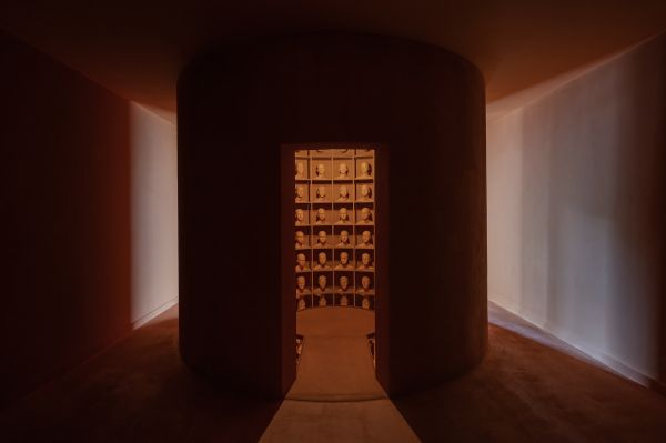 Museum Villa Amsterdam : Kamer met stenen hoofden