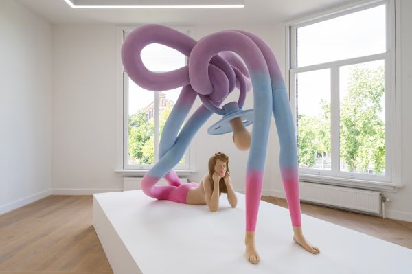 Nagemaakte vrouw met hele lange benen en een speen