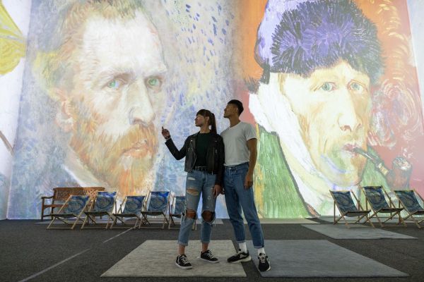 Op de foto met een schilderij