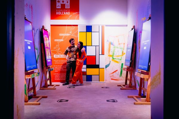 In een kamer met een man en vrouw