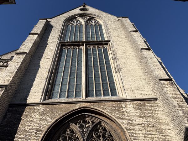 Kerktoren boven ingang